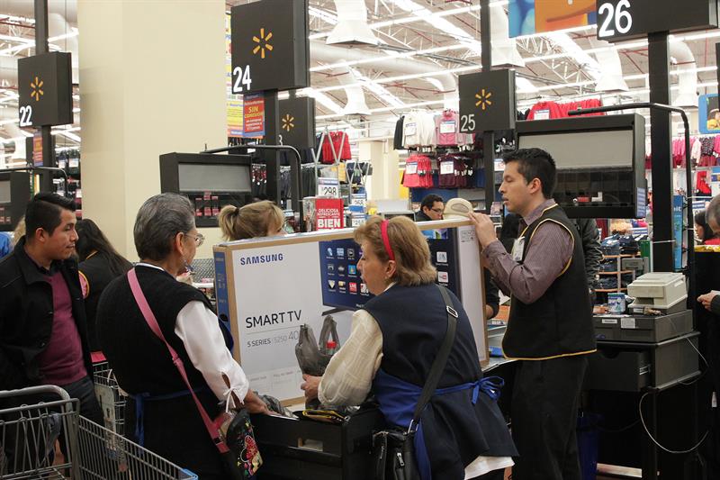  Els mexicans inunden els centres comercials a la recerca dels millors preus