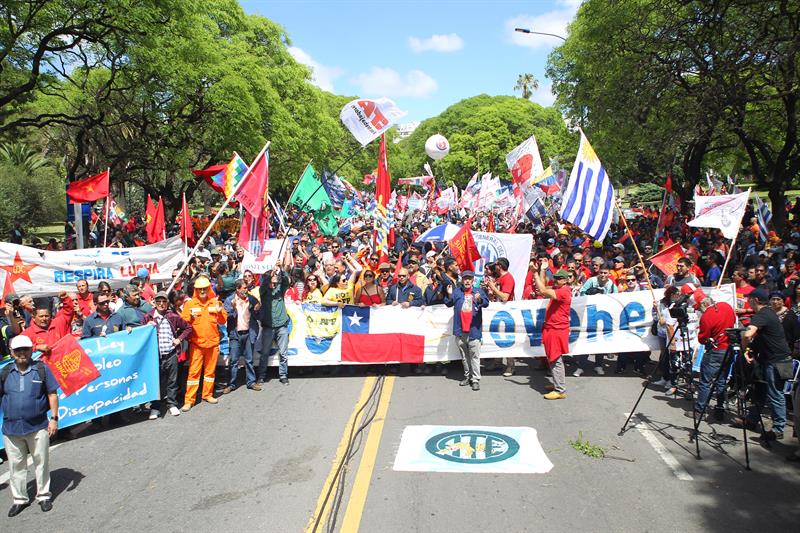  Milers de sindicalistes d'A.Llatina marxen a Uruguai contra neoliberalisme