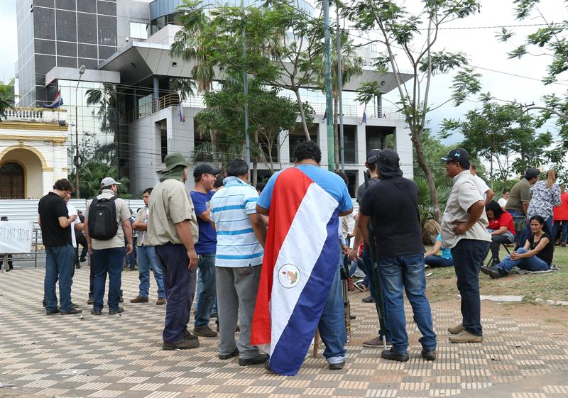  El sindicat de l'estatal paraguaiana d'electricitat veu "inflat" el cost de l'augment de plantilla
