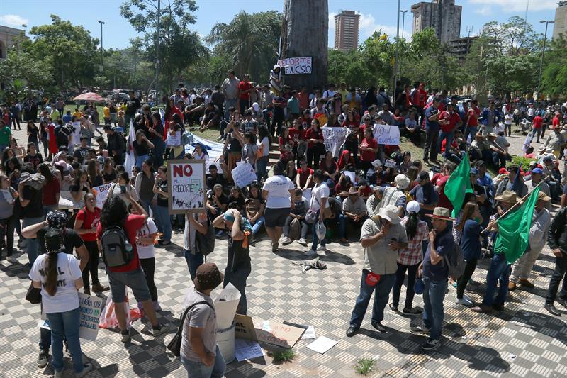  Gremis protesten davant el CongrÃ©s paraguaiÃ  durant l'estudi del pressupost