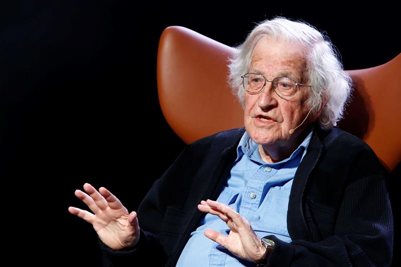  Chomsky assegura que en l'actualitat hi ha amenaces mÃ©s grans que en Guerra Freda